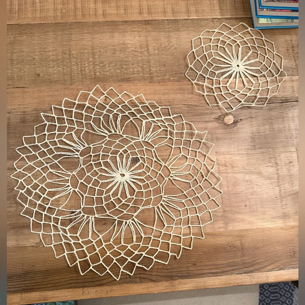 16 Total- Vintage Doily Placemat Set. 8 Piece Plate | Drink. Tatted | Ivory EUC